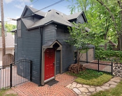 Toàn bộ căn nhà/căn hộ Enjoy The Cutest Carriage House In The Whole Twin Cities. Have Your Own Little Home Nestled In The Historic District; It Has Everything You Need. (West St. Paul, Hoa Kỳ)