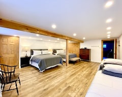 Toàn bộ căn nhà/căn hộ Modern Waterfront Cottage W/ Swim Spa Hot Tub, Sleeps 16+ (Muskoka Lakes, Canada)