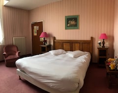 Hotel Des Cymaises (Semur-en-Auxois, France)