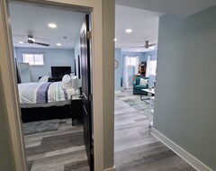 Toàn bộ căn nhà/căn hộ Cozy Downtown Apartment (New Baltimore, Hoa Kỳ)