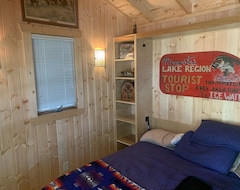 Entire House / Apartment Waterfront, Lake Sylvia Cabin W/ Massive Deck & 2 Docks (3Br / 2Ba - Sleeps 8) (South Haven, USA)