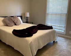 Casa/apartamento entero Cozy & Spacious 4 Bed Home With Indoor Fire Place (Madison, EE. UU.)