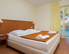 Hotelli Ferienwohnung In Adriatiq Resort Fontana (Jelsa, Kroatia)