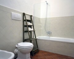 Cijela kuća/apartman Cosy Apartment With A/c, Wifi, Tv, Patio, Washing Machine And Parking (Cortona, Italija)