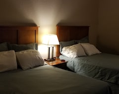 Hotel Pleasant Night Inn- Carthage Ny (Calcium, USA)