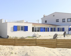 Hele huset/lejligheden House Situated On The Seafront, On A Long White Sand Beach (Figueira da Foz, Portugal)