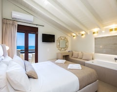 Toàn bộ căn nhà/căn hộ Beachfront Villa With Heated Pool, Room Service & Private Gazebos At The Beach (Mylopotamos, Hy Lạp)