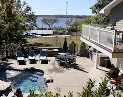 Entire House / Apartment Beautiful Lakefront Villa With Private Pool, Game Room, Dock/slip & Ramp Access (Wagoner, USA)