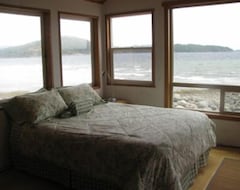 Entire House / Apartment Waterfront Cottage Near Hollyhock (Mansons Landing, Canada)