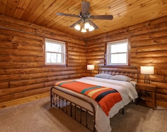 Toàn bộ căn nhà/căn hộ Pet & Family Friendly | Private & Secluded | Wooded Cabin W/ Hot Tub (Dover, Hoa Kỳ)