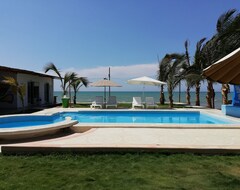 Hotel La Cueva Beach (Zorritos, Perú)