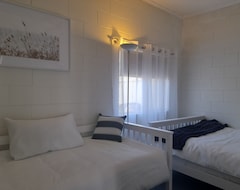 Entire House / Apartment Lake Front Accommodation With Stunning Sunset Views (Barmera, Australia)