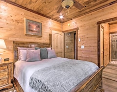 Casa/apartamento entero New! Secluded Log Cabin W/ 2 Decks + Lake Access (Elizabeth, EE. UU.)
