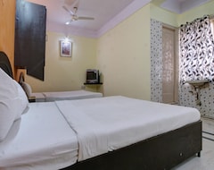 Hotel SPOT ON 39787 Radha Krishna Deluxe Lodge (Bengaluru, India)