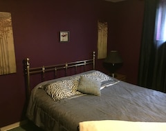 Toàn bộ căn nhà/căn hộ Recently Renovated Spacious 2 Bedroom Pet-friendly Suite (Calgary, Canada)