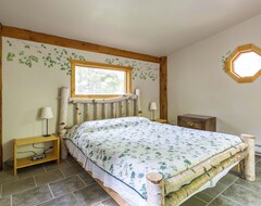 Entire House / Apartment Beautiful And Private Mountainside Log Cabin - Hot Tub And 10 Min From Nelson (Nelson, Canada)