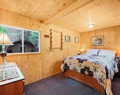 Entire House / Apartment Fosters Lake Rustic Cabin W Volleyball Court (Maple Leaf, Canada)