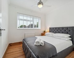 Toàn bộ căn nhà/căn hộ Charming 4-bedroom House In Cheshunt With Parking (Waltham Cross, Vương quốc Anh)