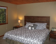 Entire House / Apartment Relaxing Year-Round Lakefront Retreat With Tons Of Fun At Your Fingertips! (Central Lake, USA)