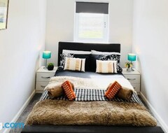 Toàn bộ căn nhà/căn hộ Luxurious 2-bed Flat With Free Parking Beside Glasgow Airport (Paisley, Vương quốc Anh)