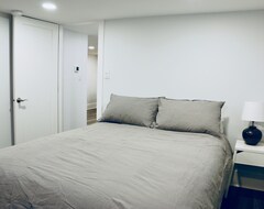 Koko talo/asunto 2 Bedroom Ground Level Suite Near The Drive (Vancouver, Kanada)