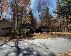 Hele huset/lejligheden Beautifully Updated Cottage On A Private Lake Near Tryon & Asheville (Saluda, USA)