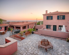 Hotel Village Suite / The Varos Residences (Varos, Grækenland)