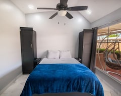 Hele huset/lejligheden Newly Renovated Condo One Block From Beach (Buenos Aires, Costa Rica)