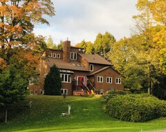 Toàn bộ căn nhà/căn hộ Serene 5br Cottage With Hot Tub, Pool Table, And Lake (Clarington, Canada)