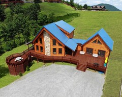Entire House / Apartment 5 Large Cabins Combined For Large Events, Corporate Retreats, Or Family Reunions (Dobson, USA)