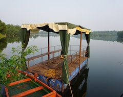 Lomakeskus SONA VILLA, THE LAKE CHALET (Kudal, Intia)