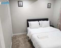 Pensión Furnished 2-bedroom Basement Suite (Winnipeg, Canadá)