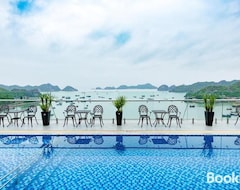 Hotelli Beka Hotel - Sky Bar (Cat Ba Town, Vietnam)