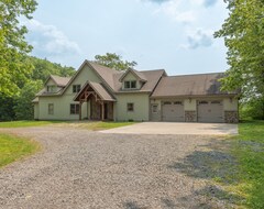 Casa/apartamento entero New! Gorgeous Lake Area Home W/ Central A/c, Hot Tub, Fire Pit & Pool Table! (Friendsville, EE. UU.)