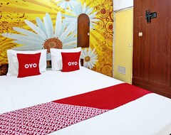 Khách sạn Oyo 92270 Grand Village Syariah (Surabaya, Indonesia)