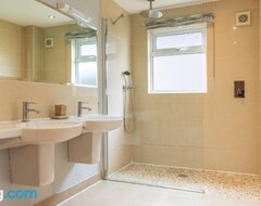 Fistral 108 Hot Tub And 4 Bedrooms On Retallack Resort (St Columb Major, Birleşik Krallık)