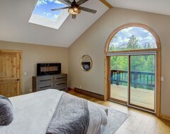 Entire House / Apartment Large retreat with Peak 10 Ski Views, Hot Tub, 1.5mi dwntn Breck (Blue River, USA)