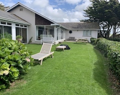 Koko talo/asunto Seaside House, Huge Living Room Opens Onto Elevated Lawn. 2-minute Walk To Beach (Polzeath, Iso-Britannia)