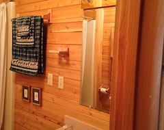 Entire House / Apartment Aerie Eagles Nest Lodge, Five Bedroom, Two Kitchen, Full Log Home (Butternut, USA)