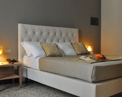 Hotel Hnn Luxury Suites (Genoa, Italy)