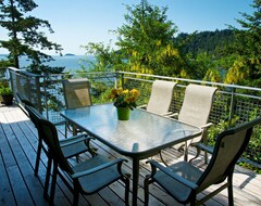 Toàn bộ căn nhà/căn hộ Waterfront~Beach~Panoramic Sea Views~New Kitchen~Lrg Sunny Seaside decks~BBQ (Bowen Island, Canada)