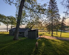 Entire House / Apartment Butternut Bungalow - Experience Lake Sinissippi! (Juneau, USA)