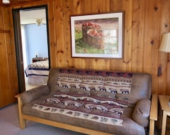 Entire House / Apartment Cozy One Bedroom Cottage Across From Portage Lake & Steps From Lake Michigan (Onekama, USA)