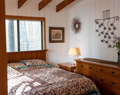 Entire House / Apartment Cedar Hot Tub & Cedar Barrel Sauna At The Shady Grove Chalet (Warrenton, USA)