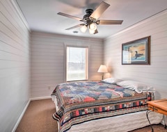 Entire House / Apartment New! Remote Retreat - Cozy Home On Big Pine Lake! (New York Mills, USA)