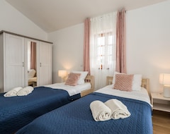 Koko talo/asunto 4 Bedroom Accommodation In Muline (Preko, Kroatia)