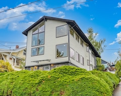 Toàn bộ căn nhà/căn hộ Modern, Walkable, Dog-friendly Home With Gorgeous Views & Ev Charger (Seattle, Hoa Kỳ)