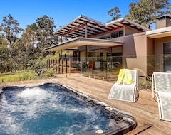 Hele huset/lejligheden Contemporary residence on acreage with heated spa pool and landscaped gardens (Noosaville, Australien)