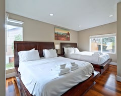 Entire House / Apartment Large House Fabulous Lake Washington Views (Seattle, USA)