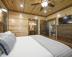 Hele huset/lejligheden Treehouse View Sweet Summer Rain- Luxury Cabin W/ Game Room + Hot Tub (Broken Bow, USA)
